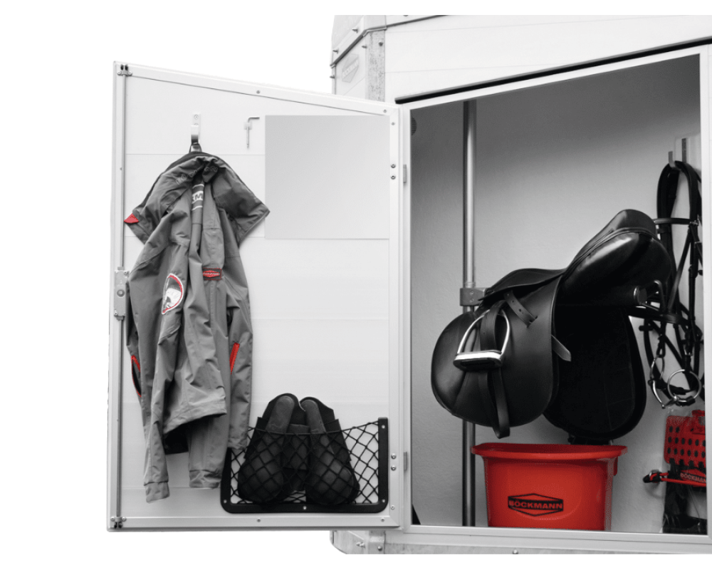 Zadelkamer met deur naar buiten, uittrekbare houder, incl. net en spie